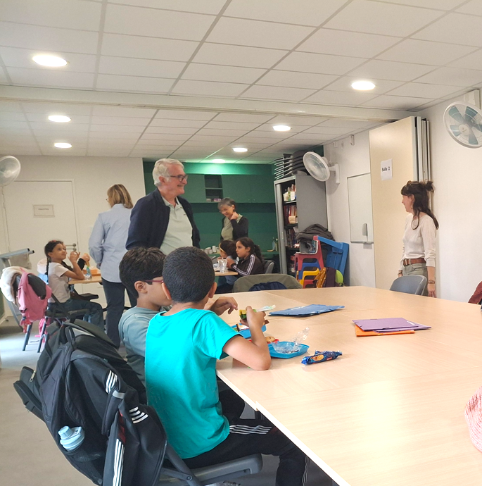 Bénévoles et enfants à la Salle Pazos