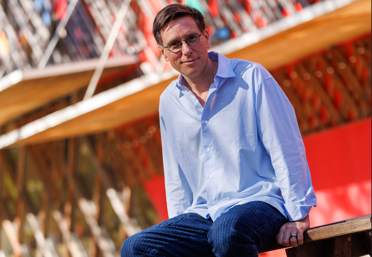 Stephane Gil, nouveau directeur du Domain d'O devant le théâtre Jean-Carrière