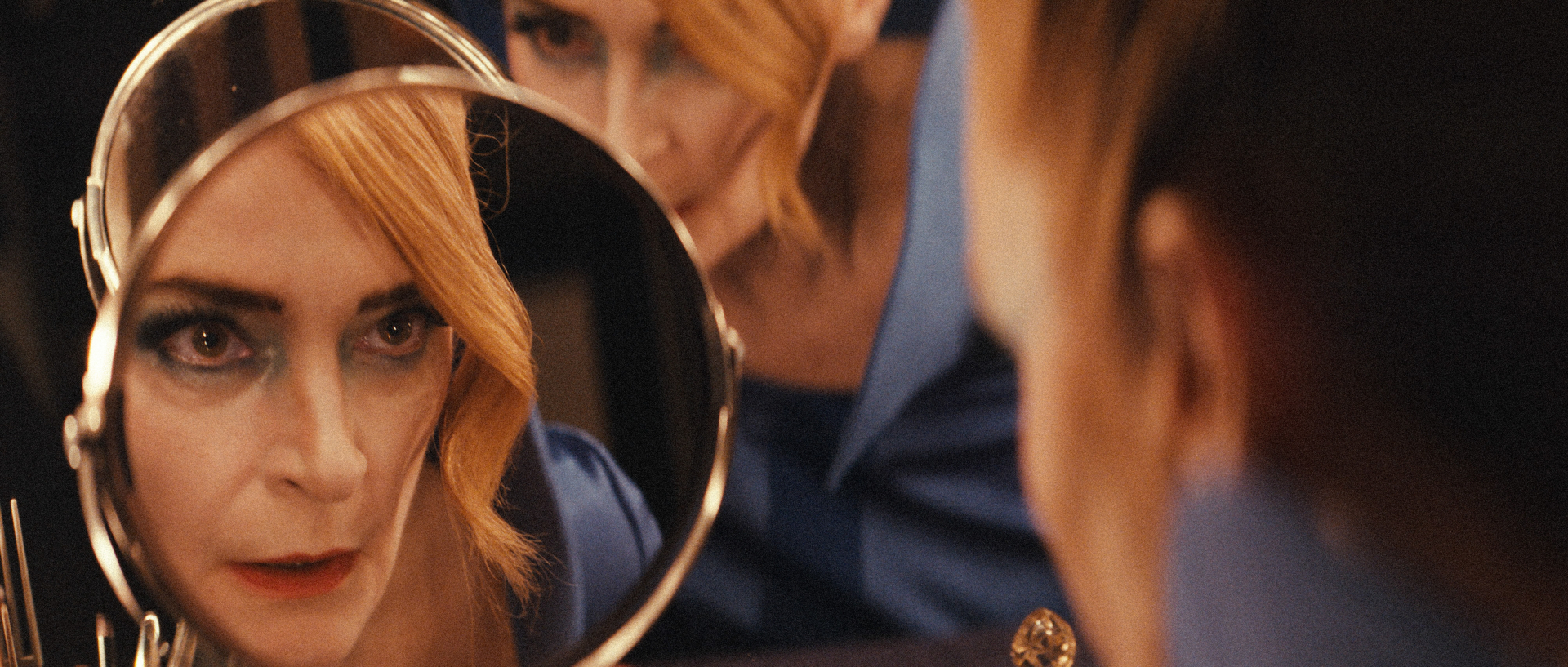 Image de femme se regardant dans un miroir