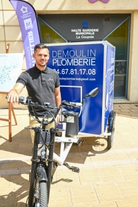 Homme et vélo cargo