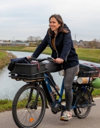 Femme à vélo