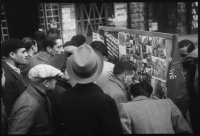 foule devant tableau d'information