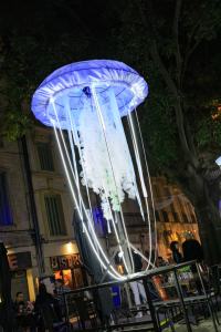 Installation lumineuse en forme de méduse sur la place Notre Dame des Tables