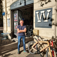 Erwin, 55 ans, Patron de W, Ville & Vélo devant son atelier