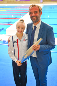 Lily Ramonatxo aux côtés de Michaël Delafosse lors du relais de Jeux olympiques à Montpellier