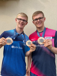 Félix et Alexis Lebrun avec leurs médailles de bronze olympiques 