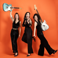 Photo sur fond orange des trois membres du groupe Les Steadies
