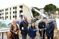 Mme Reddaf, habitante relogée de la résidence Saturne, s'exprime sur la rénovation du quartier aux côtés du maire et des élus