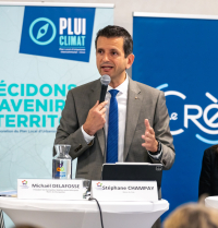 Stéphane Champay, maire du Crès, aux côtés de Michaël Delafosse, lors d'une réunion publique sur le PLUI climat 