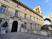 Photo de l'entrée de la Faculté de Médecine