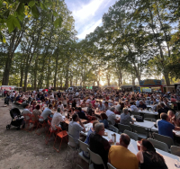 les participants attablés