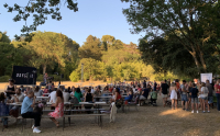 les participants attablés dans le parc