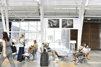 des photographies et des voyageurs en gare 