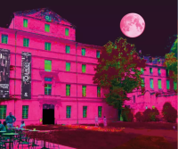 la façade du musée de nuit