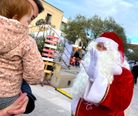 Le père Noël dit bonjour à un enfant