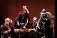 Personnages en costume, avec chapeaux et casques d'&eacute;poque