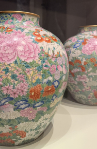 Vue de vase chinois avec motif de fleurs colorées