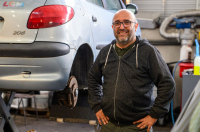 garage voiture sur&eacute;lev&eacute;e chef d'atelier Alain Sarmiento 