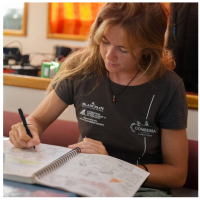 La dessinatrice Aline Faure au travail avec cahier, feutre