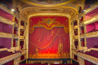 Intérieur de l'Opéra Comédie, salle et rideau rouge