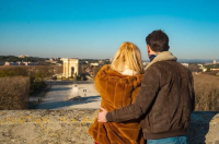 Jeune couple regardant le peyrou depuis l'arc de triomphe