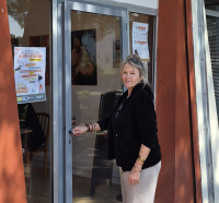 Elsa, employée polyvalente du café cantine MaMassane dans le quartier des Hauts de Massane 