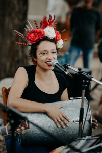 une chanteuse en concert