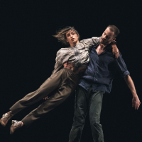 Deux danseurs faisant un porté