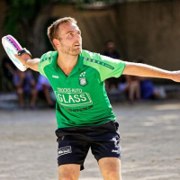 un joueur de tambourin en action