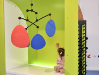 une enfant avec un mobile