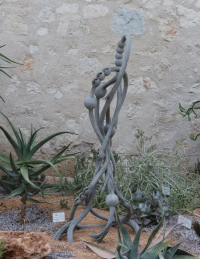 une sculpture du duo implantée dans le jardin