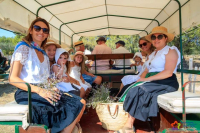 Groupe dans une calèche pour la journée à l'ancienne