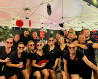 Photo de groupe avec &eacute;ventails et lunettes 