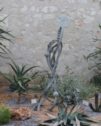 une sculpture du duo implantée dans le jardin