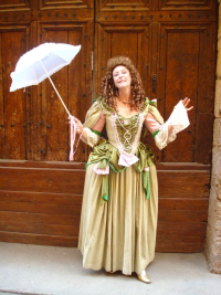 Dame en costume Grand Si&egrave;cle, avec perruque et ombrelle