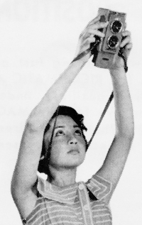 une jeune asiatique avec un appareil photo