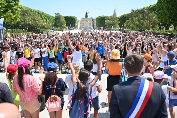 Maire, Kevin Mayer, élus, personnalités et enfants aux jardins du Peyrou pour la fête des CM2. 