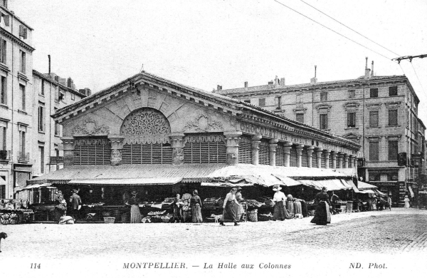 Carte postale de la Halle aux colonnes vers 1900