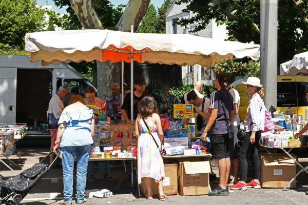 Etal de bazar au marché Tastavin