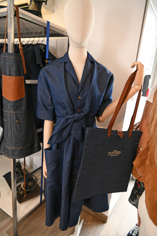 Intérieur du concept store, robe pour femme et sac à main en toile de jean.