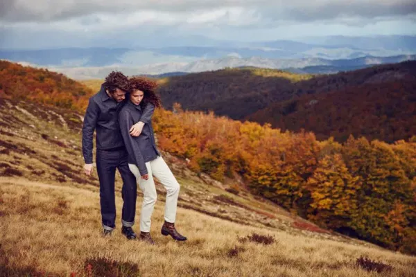 Photo de couple sur fond de paysage de montagne