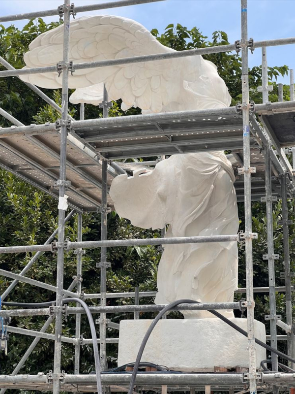 statue de la victoire de Samothrace dans les échaffaudages