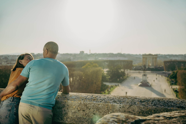 Vue d'un couple sur la terrasse de l'arc de triomphe dominant le Peyrou