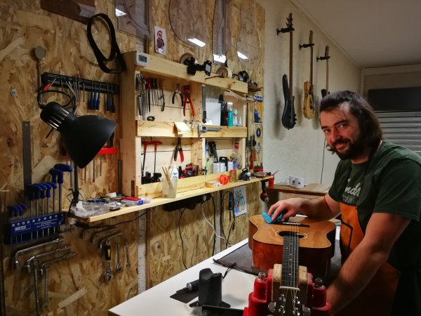 Le luthier Julien Barat dans son atelier