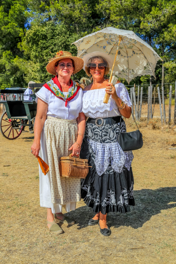 deux femmes en costume