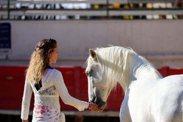 femme avec cheval