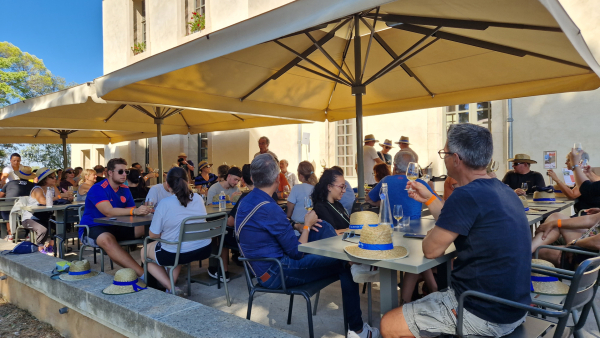 les vendangeurs dégustent le vin