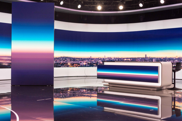 Le nouveau plateau du JT de France 2 : un écran incurvé de 21 mètres de long, un écran "totem" de 3 mètres de haut... 