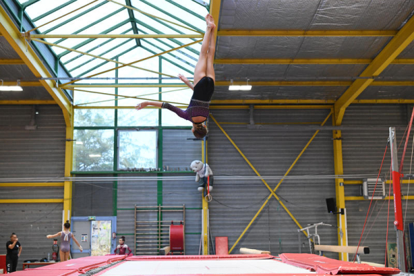 Gymnaste sur trampoline