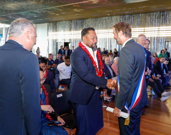 Michaël Delafosse et Christian Assaf ont salué tous les représentants de l'équipe des Samoa